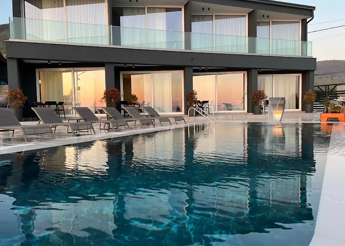 Hotels in Himare