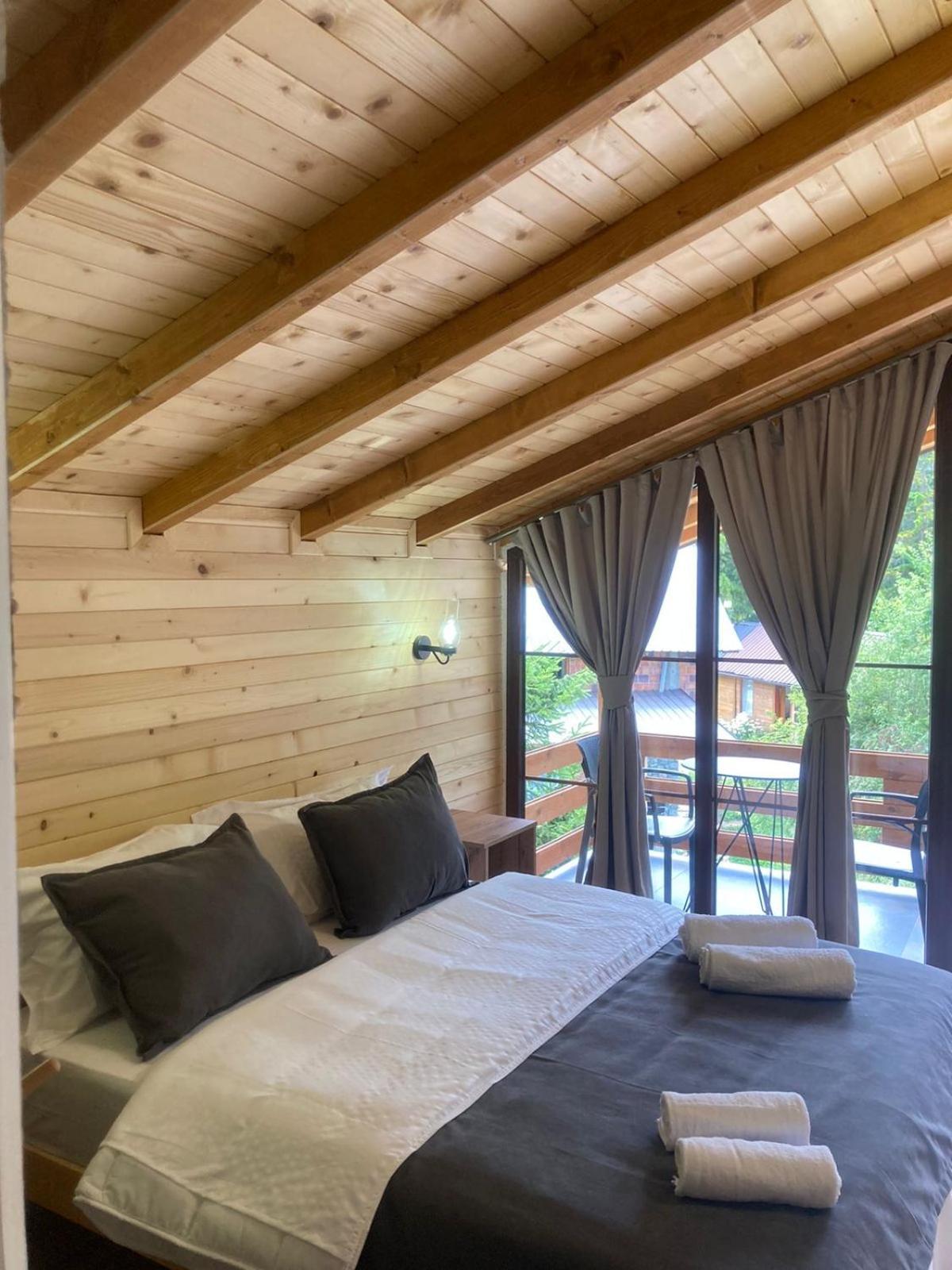Deluxe Double Room Shower