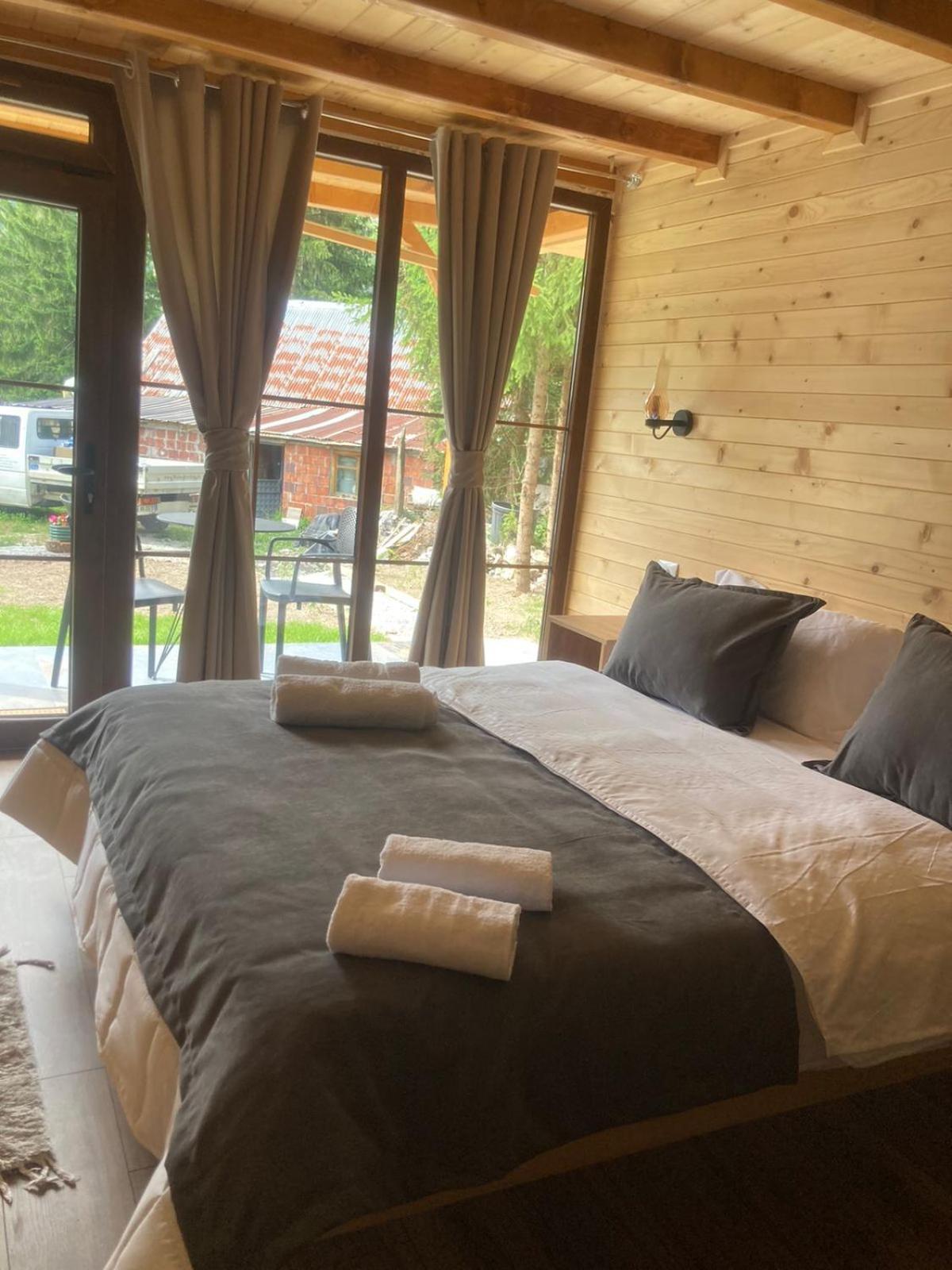 Deluxe Double Room Shower