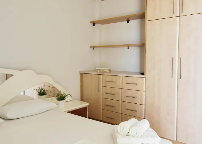 Qeparo Hotels