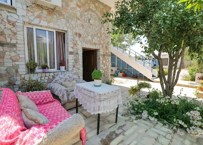 Garden Villa Lake Side & Glamping Ksamil