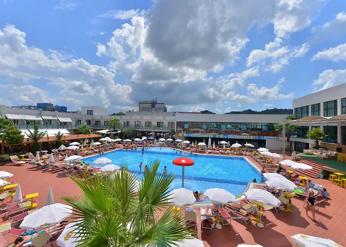 Hotels nahe Flughafen Flughafen Tirana Airport (TIA), Tirana